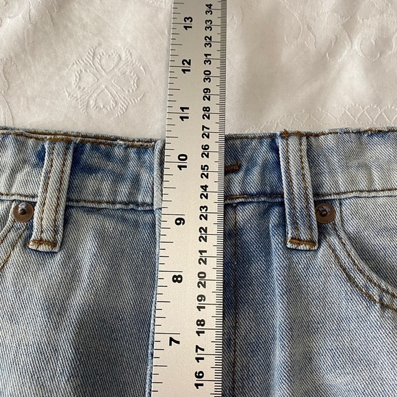 BDG Urban Outfitters Distressed Denim Women's Light Wash Cut-off Jean Shorts‎ - Picture 10 of 12
